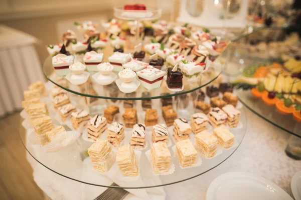 Různé lahodné dezerty a dorty na bufetového stolu — Stock fotografie