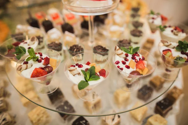 Olika läckra desserter och kakor på buffébordet — Stockfoto