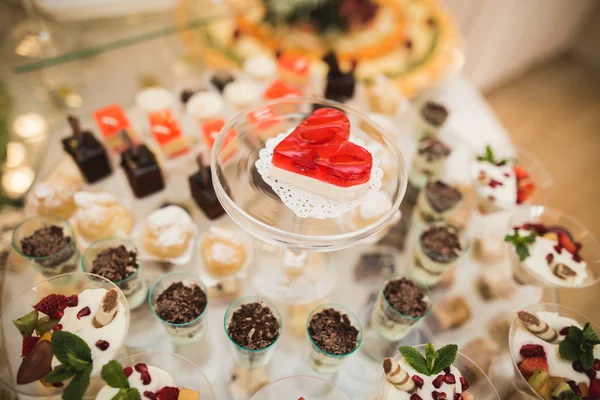 Різні смачні десерти та торти на фуршетному столі — стокове фото