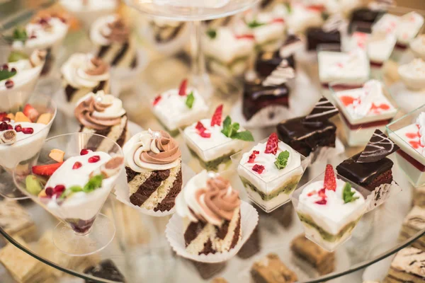 Verschillende heerlijke desserts en gebak op de buffet tafel — Stockfoto