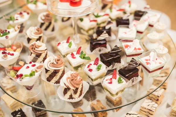 Diferentes deliciosos postres y pasteles en la mesa buffet — Foto de Stock