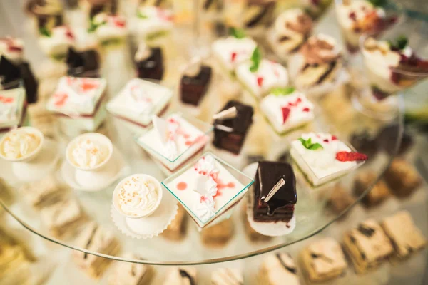 Farklı lezzetli tatlılar ve pastalar büfe masa üzerinde — Stok fotoğraf
