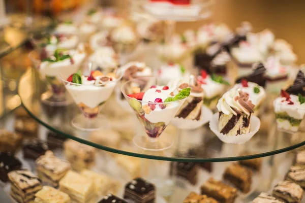 Farklı lezzetli tatlılar ve pastalar büfe masa üzerinde — Stok fotoğraf