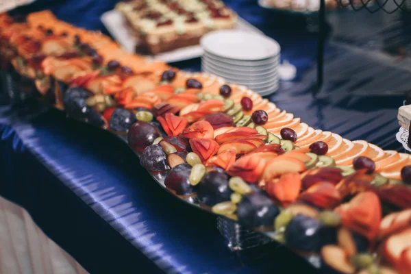 Varie frutta a fette dolci su un tavolo da buffet — Foto Stock