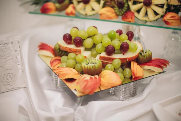 Várias frutas em fatias doces em uma mesa buffet — Fotografia de Stock