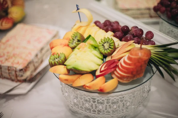 Várias frutas em fatias doces em uma mesa buffet — Fotografia de Stock