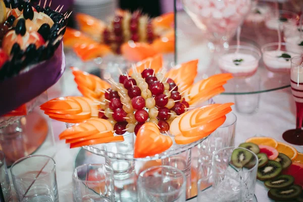 Olika söta skivad frukt på ett buffébord — Stockfoto
