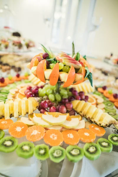 Çeşitli tatlı meyve büfesi masada dilimlenmiş.