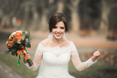 Onu düğün günü buket ile parkta güzel gelin