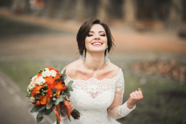 Onu düğün günü buket ile parkta güzel gelin