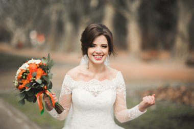 Onu düğün günü buket ile parkta güzel gelin