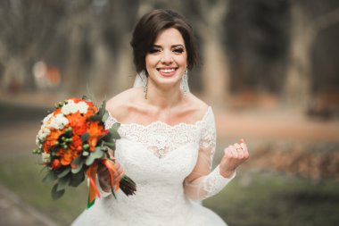 Onu düğün günü buket ile parkta güzel gelin