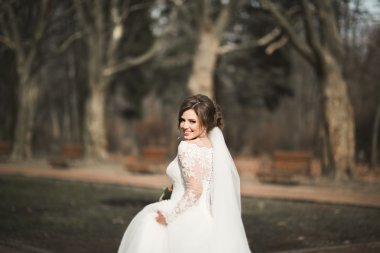 Onu düğün günü buket ile parkta güzel gelin