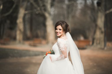 Onu düğün günü buket ile parkta güzel gelin