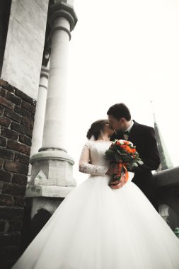 Şehir Manzaralı Balkonda duran güzel düğün çift yeni evliler