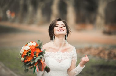 Onu düğün günü buket ile parkta güzel gelin