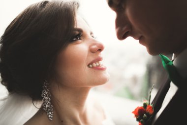 Şehir Manzaralı Balkonda duran güzel düğün çift yeni evliler