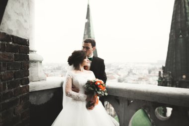 Şehir Manzaralı Balkonda duran güzel düğün çift yeni evliler