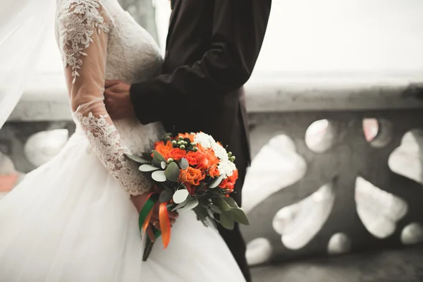 Casamento bonito casal recém-casados de pé na varanda com vista para a cidade — Fotografia de Stock