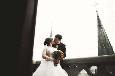 Şehir Manzaralı Balkonda duran güzel düğün çift yeni evliler