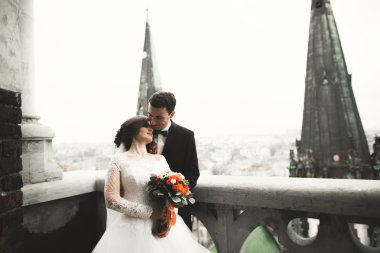 Şehir Manzaralı Balkonda duran güzel düğün çift yeni evliler