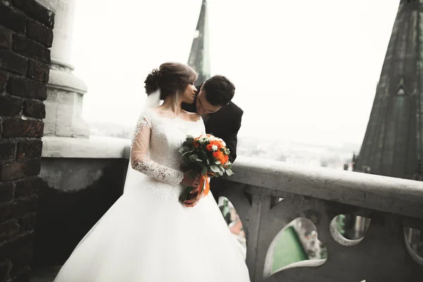 아름 다운 웨딩 커플 신혼 도시 전망과 발코니에 서 서 — 스톡 사진