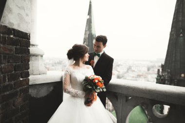 Şehir Manzaralı Balkonda duran güzel düğün çift yeni evliler