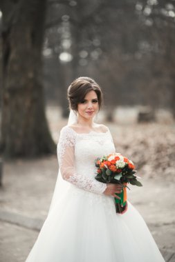 Buket onların gün parkta yürüyüş güzel mutlu evlilik çift