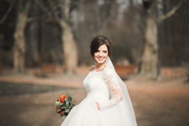 Onu düğün günü buket ile parkta güzel gelin