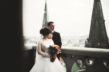 Şehir Manzaralı Balkonda duran güzel düğün çift yeni evliler