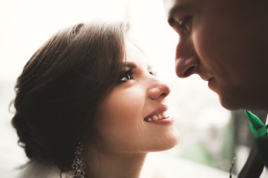 Şehir Manzaralı Balkonda duran güzel düğün çift yeni evliler