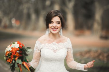 Onu düğün günü buket ile parkta güzel gelin