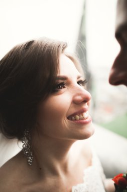 Şehir Manzaralı Balkonda duran güzel düğün çift yeni evliler