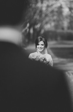 Buket onların gün parkta yürüyüş güzel mutlu evlilik çift