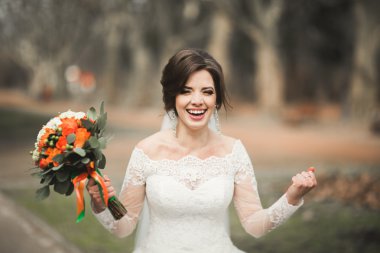 Onu düğün günü buket ile parkta güzel gelin