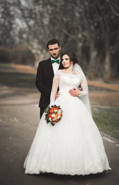 Buket onların gün parkta yürüyüş güzel mutlu evlilik çift