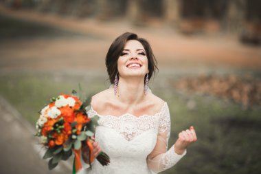 Onu düğün günü buket ile parkta güzel gelin