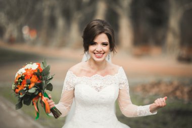 Onu düğün günü buket ile parkta güzel gelin