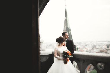 Şehir Manzaralı Balkonda duran güzel düğün çift yeni evliler