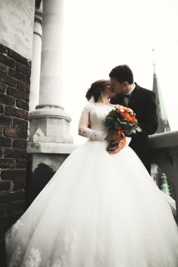 Şehir Manzaralı Balkonda duran güzel düğün çift yeni evliler