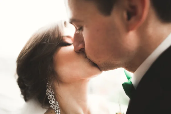 Beau couple de mariage jeunes mariés debout sur le balcon avec vue sur la ville — Photo