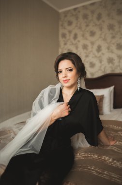 Siyah elbise düğün töreni için hazırlarken poz içinde lüks gelin