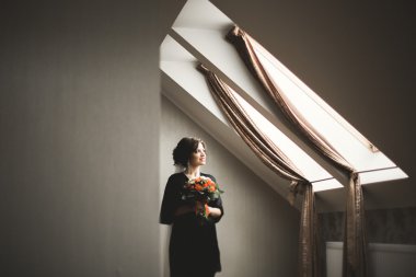 Siyah elbise düğün töreni için hazırlarken poz içinde lüks gelin