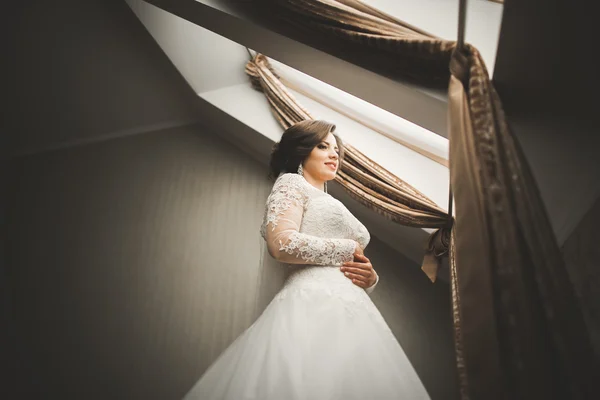 Mariée de luxe en robe blanche posant tout en se préparant pour la cérémonie de mariage — Photo