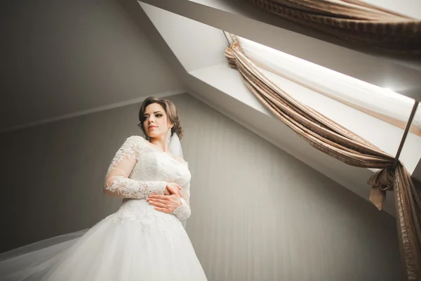 Novia de lujo en vestido blanco posando mientras se prepara para la ceremonia de boda — Foto de Stock