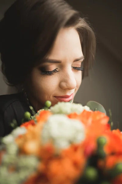 Noiva de luxo em roupão preto posando enquanto se prepara para a cerimônia de casamento — Fotografia de Stock