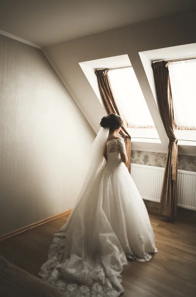 Novia de lujo en vestido blanco posando mientras se prepara para la ceremonia de boda — Foto de Stock