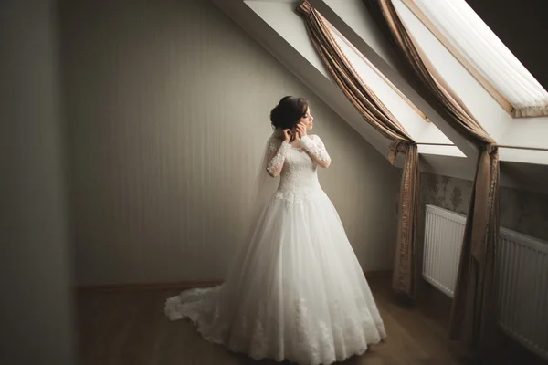 Πολυτελής νύφη με λευκό φόρεμα που ποζάρει ενώ προετοιμάζεται για την γαμήλια τελετή — Φωτογραφία Αρχείου