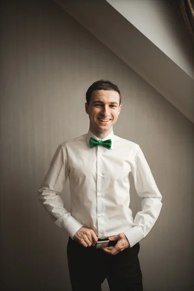 Luxus-Bräutigam bereitet Hochzeit im Hotel vor — Stockfoto