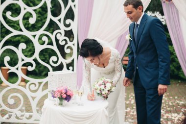 Çift ayakta taze çiçek bir kemerin altında düğün